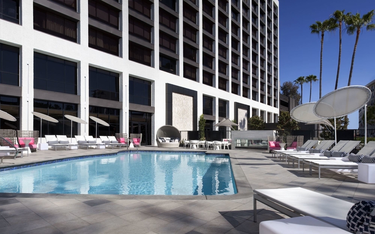 Imagen de la piscina del Hotel Beverly Hills Marriott. Foto 16