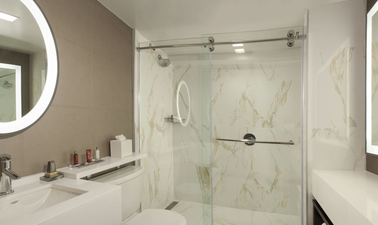 Imagen de la habitación del Hotel Beverly Hills Marriott. Foto 7