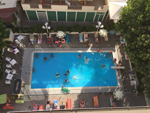 Imagen de la piscina del Hotel Beverly, Rimini. Foto 11