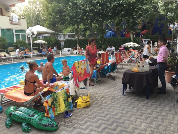 Imagen de la piscina del Hotel Beverly, Rimini. Foto 12