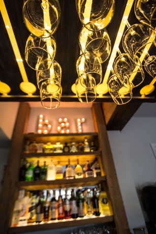 Imagen del bar/restaurante del Hotel Beverly Terrace Powered By Sonder. Foto 3