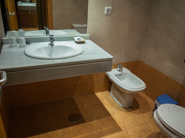 Imagen de la habitación del Hotel Bezana Lago. Foto 7