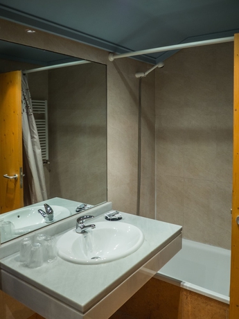 Imagen de la habitación del Hotel Bezana Lago. Foto 9