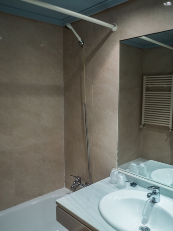 Imagen de la habitación del Hotel Bezana Lago. Foto 12