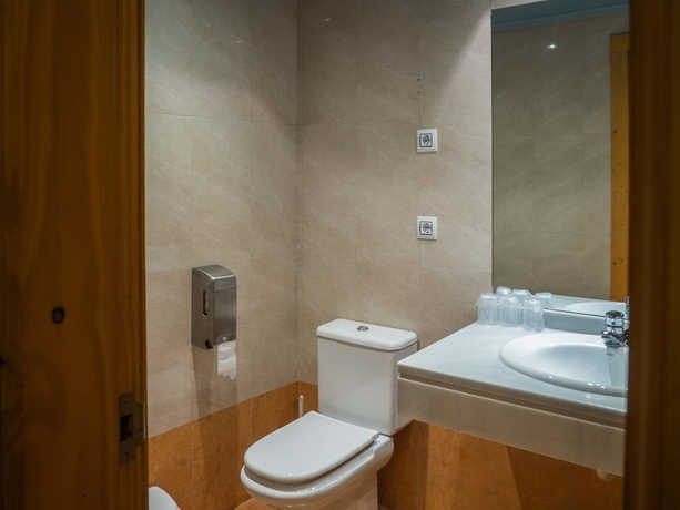 Imagen de la habitación del Hotel Bezana Lago. Foto 13