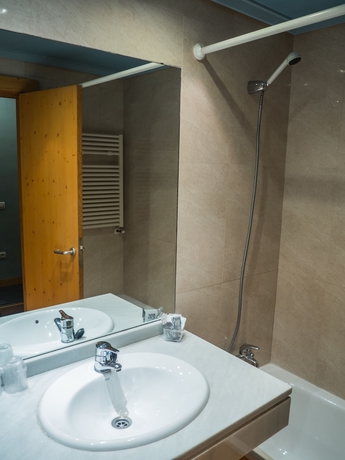 Imagen de la habitación del Hotel Bezana Lago. Foto 14