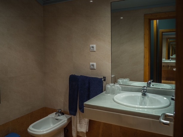 Imagen de la habitación del Hotel Bezana Lago. Foto 15