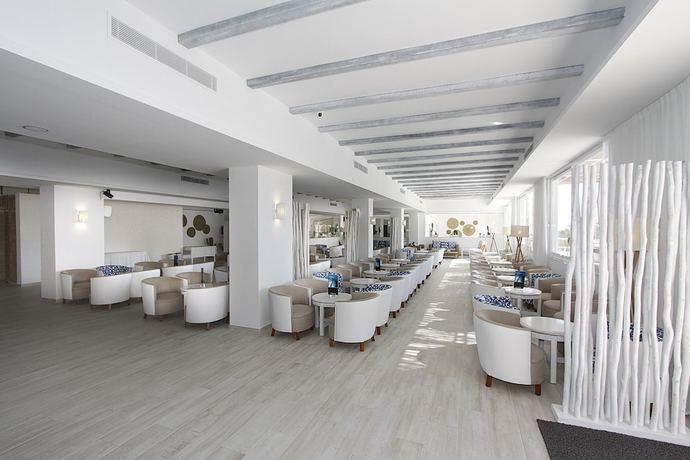 Imagen de los interiores del Hotel Bg Portinatx Beach Club. Foto 19