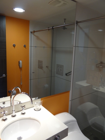 Imagen de la habitación del Hotel Bh El Poblado. Foto 10