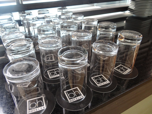 Imagen del bar/restaurante del Hotel Bh El Poblado. Foto 6