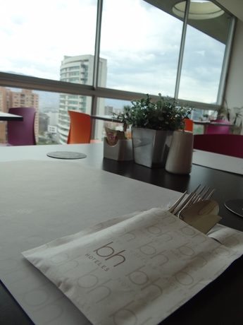 Imagen del bar/restaurante del Hotel Bh El Poblado. Foto 8