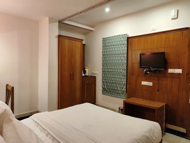 Imagen de la habitación del Hotel Bhairavgarh Palace. Foto 11