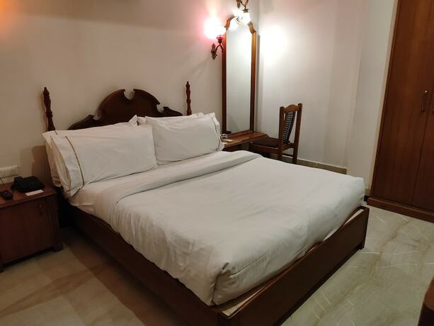 Imagen de la habitación del Hotel Bhairavgarh Palace. Foto 13
