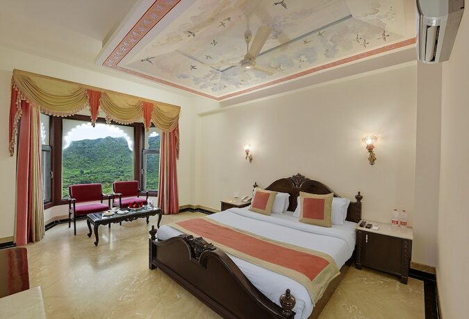 Imagen de la habitación del Hotel Bhairavgarh Palace. Foto 14