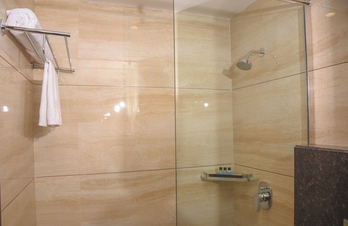 Imagen de la habitación del Hotel Bharawan Clarks Inn Express. Foto 11