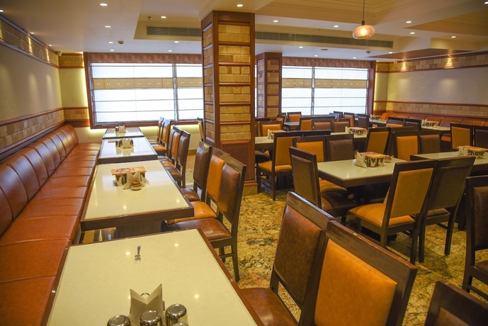 Imagen del bar/restaurante del Hotel Bharawan Clarks Inn Express. Foto 3