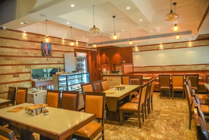 Imagen del bar/restaurante del Hotel Bharawan Clarks Inn Express. Foto 4