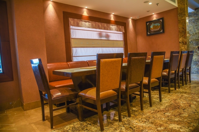 Imagen del bar/restaurante del Hotel Bharawan Clarks Inn Express. Foto 7