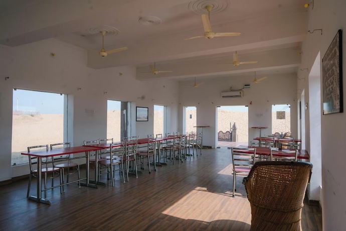 Imagen del bar/restaurante del Hotel Bhati Desert Camp Raisar Bikaner. Foto 2