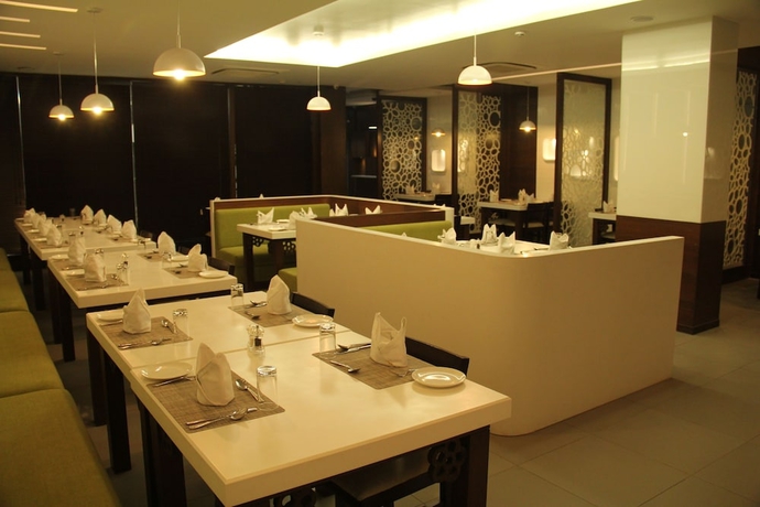 Imagen del bar/restaurante del Hotel Bhawna Clarks Inn - Agra. Foto 2