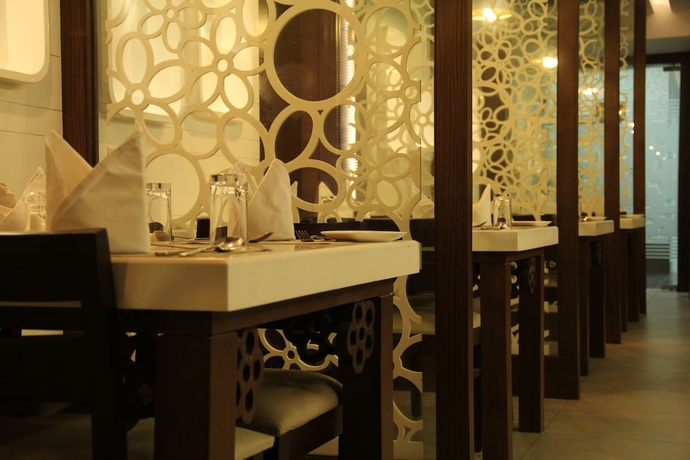 Imagen del bar/restaurante del Hotel Bhawna Clarks Inn - Agra. Foto 3