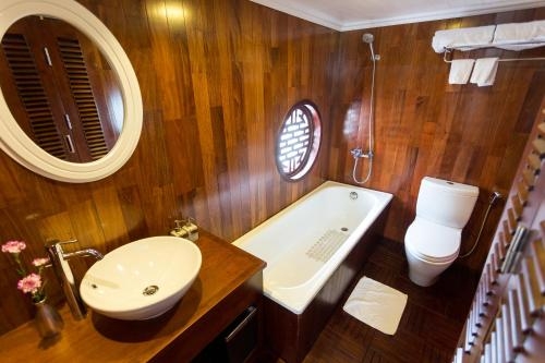 Imagen de la habitación del Hotel Bhaya Halong Cruises. Foto 9