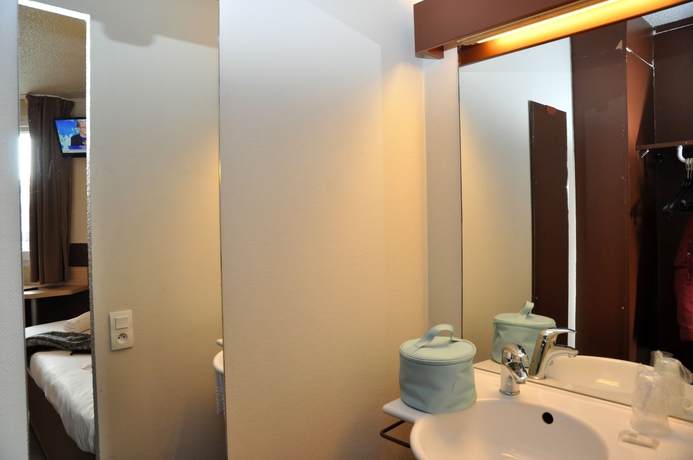 Imagen de la habitación del Hotel Bhôtel De Caen. Foto 4