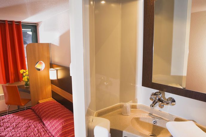 Imagen de la habitación del Hotel Bhoma Troyes. Foto 12