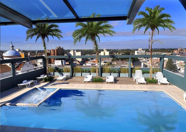 Imagen de la piscina del Hotel Bicentenario Suites and Spa. Foto 16