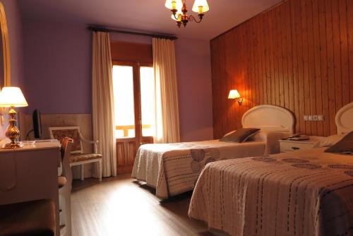 Imagen de la habitación del Hotel Bielsa. Foto 7