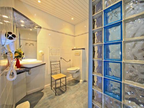 Imagen de la habitación del Hotel Bien-&Ecirc;tre Aux Cypr&egrave;s de Marquay. Foto 7