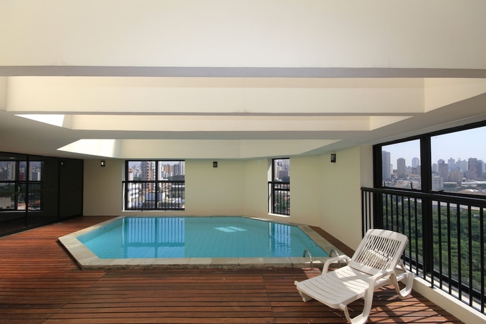 Imagen de la piscina del Hotel Bienal Su&iacute;tes Ibirapuera. Foto 19