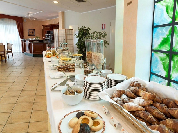 Imagen del bar/restaurante del Hotel Bifi. Foto 3