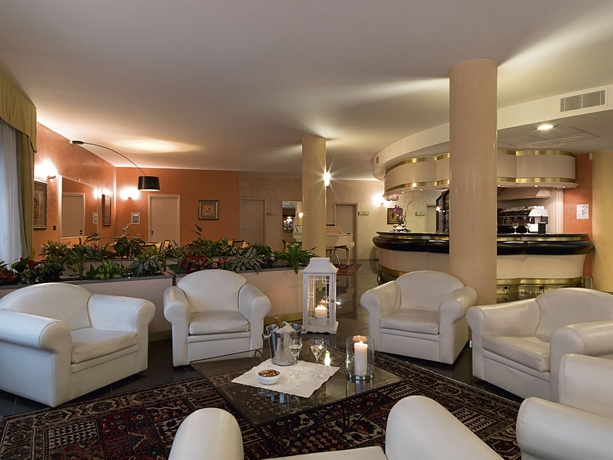 Imagen de los interiores del Hotel Bifi. Foto 12