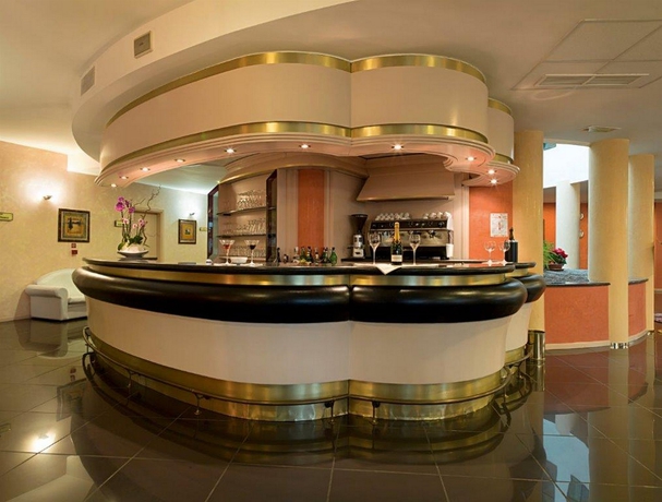 Imagen del bar/restaurante del Hotel Bifi. Foto 8