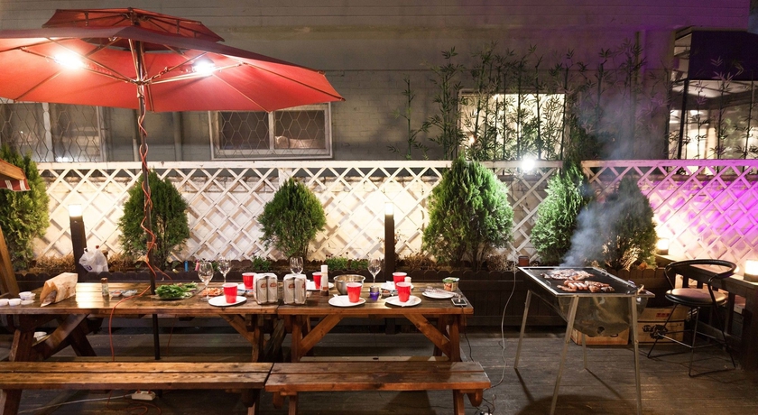 Imagen de los exteriores del Hotel Big John's Place. Foto 12