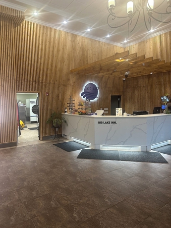 Imagen de los interiores del Hotel Big Lake Inn. Foto 15