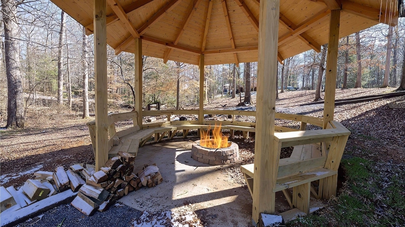Imagen de la habitación del Hotel Bigfoot Bunkhouse Pool Views Theater Arcade Firepit Book Now. Foto 3