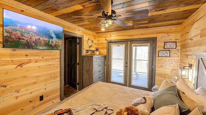 Imagen de la habitación del Hotel Bigfoot Bunkhouse Pool Views Theater Arcade Firepit Book Now. Foto 13