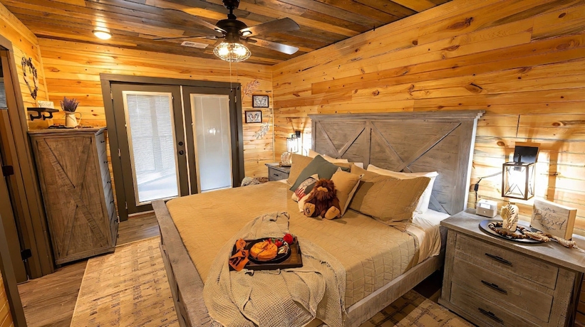 Imagen de la habitación del Hotel Bigfoot Bunkhouse Pool Views Theater Arcade Firepit Book Now. Foto 14
