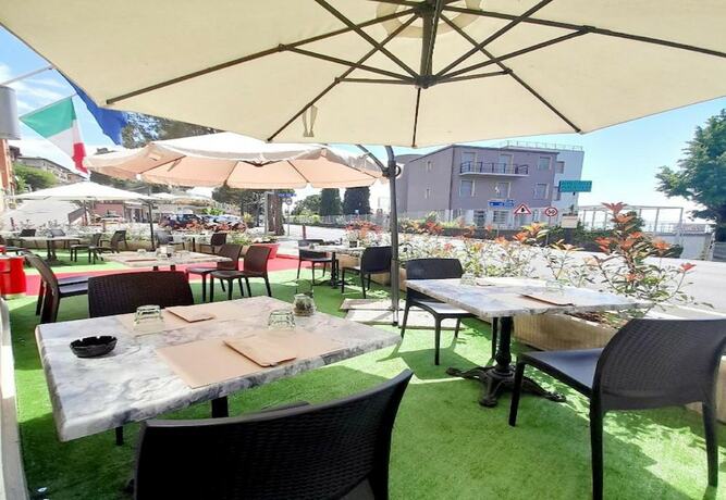 Imagen del bar/restaurante del Hotel Bike Touring Gardone Riviera and Wellness. Foto 8