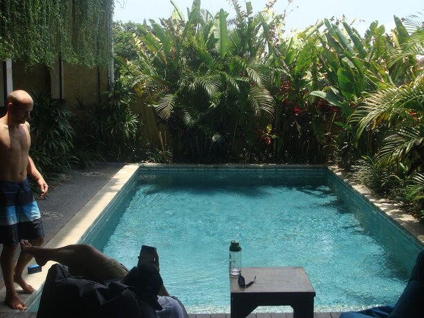 Imagen de la piscina del Hotel Bima Sakti House Canggu. Foto 20