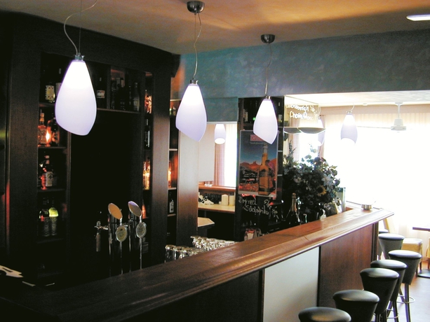 Imagen del bar/restaurante del Hotel Binders Budget City Mountain. Foto 4