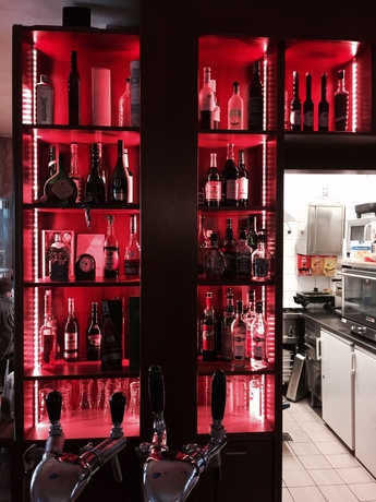 Imagen del bar/restaurante del Hotel Binders Budget City Mountain. Foto 5