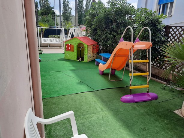 Imagen de los exteriores del Hotel Bing. Foto 12