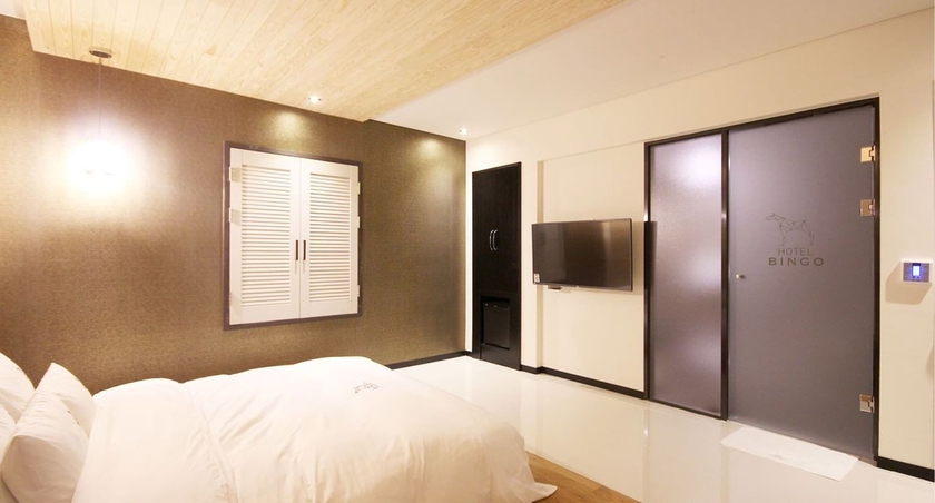 Imagen de la habitación del Hotel Bingo. Foto 10