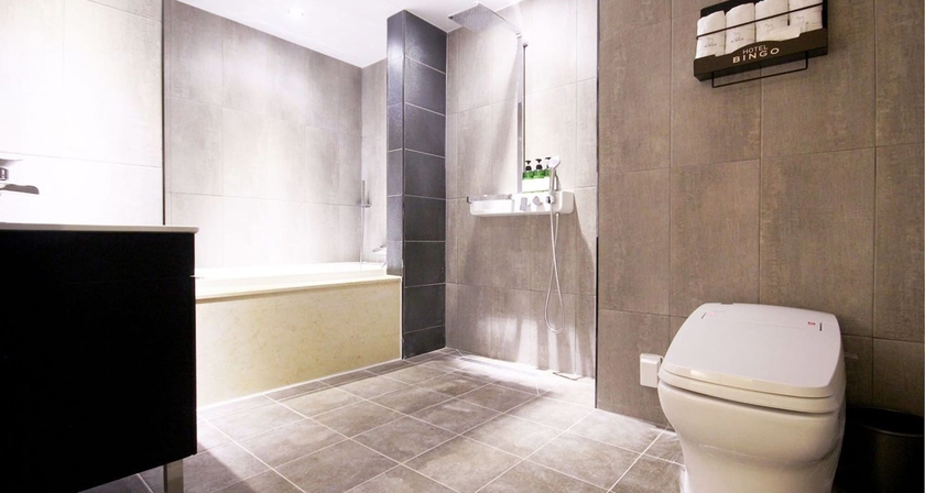 Imagen de la habitación del Hotel Bingo. Foto 13