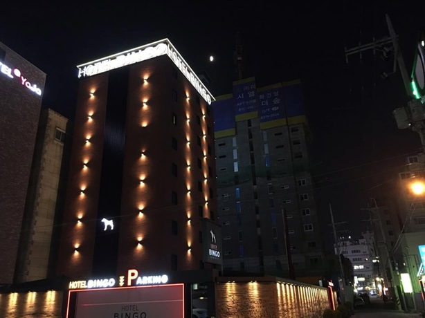 Imagen de los exteriores del Hotel Bingo. Foto 19