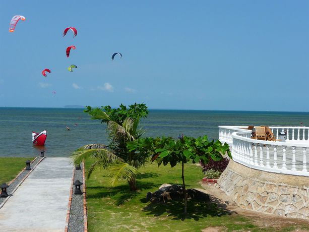 Imagen de los exteriores del Hotel Bintan Agro Beach Resort And Spa. Foto 10