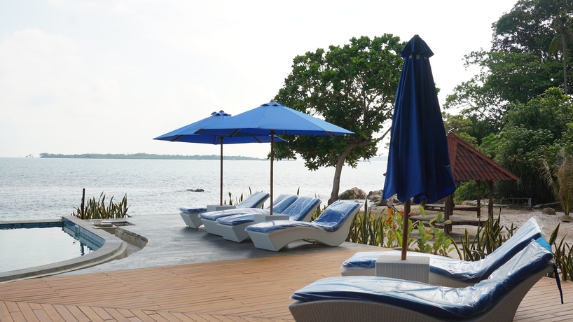 Imagen de la piscina del Hotel Bintan Pearl Beach Resort. Foto 18